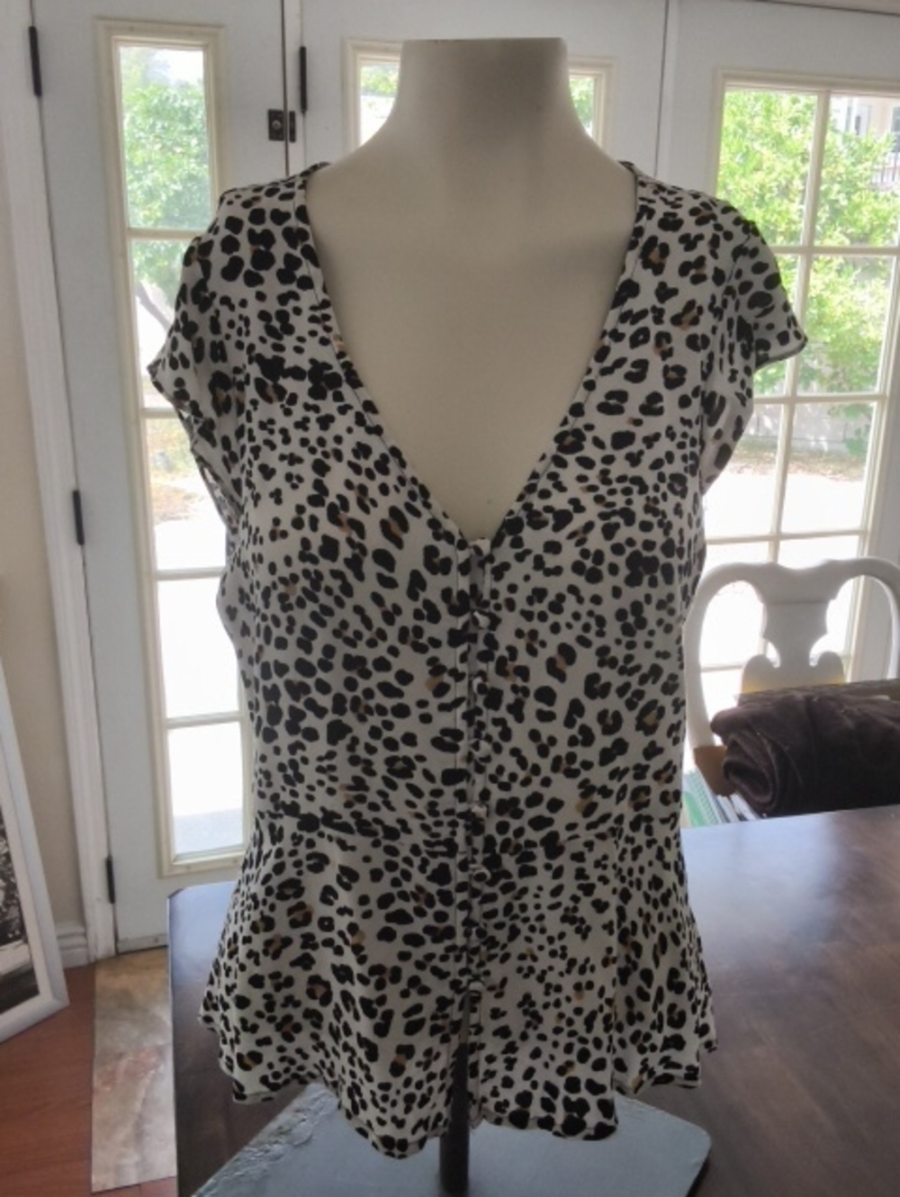 Sanctuary White Leopard Print V-Neck Cap Sleeve Blouse